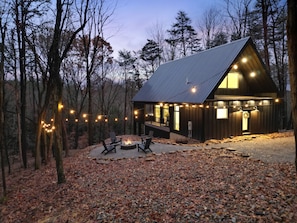 Exterior - Stonehaven | Hocking Hills Modern Cabin (Rockbridge)
