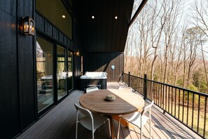 Outdoor dining - Stonehaven | Hocking Hills, Modern, Views, Hot Tub (Rockbridge)