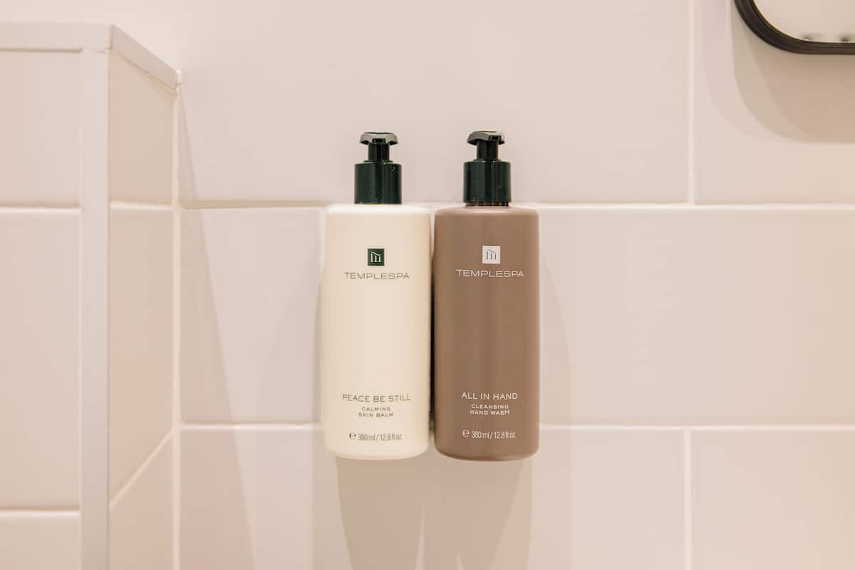 Regadera, amenidades de baño gratuitas, secadora de cabello, toallas