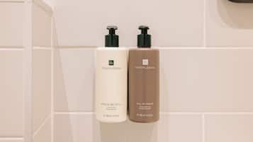 Een douche, gratis toiletartikelen, een haardroger, handdoeken