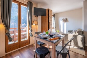 Dining - Le Petit Aravis - panoramic balcony and village (La Giettaz)