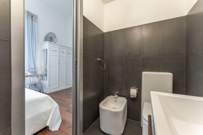 Een douche, een haardroger, een bidet