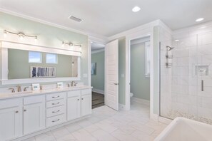 Douche, séchoir à cheveux, serviettes fournies