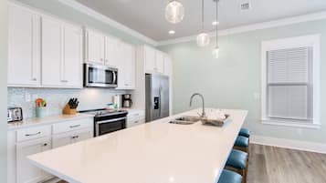 Kylskåp, mikrovågsugn, ugn och spishäll