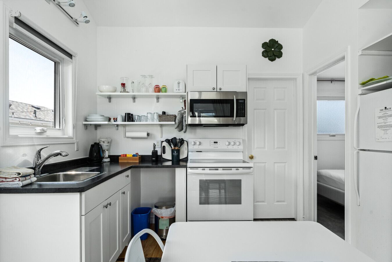 雪櫃、微波爐、焗爐、爐具