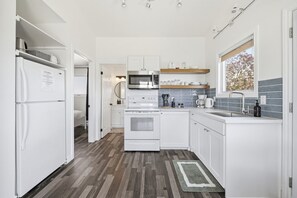 Réfrigérateur, four à micro-ondes, un four, surface de cuisson