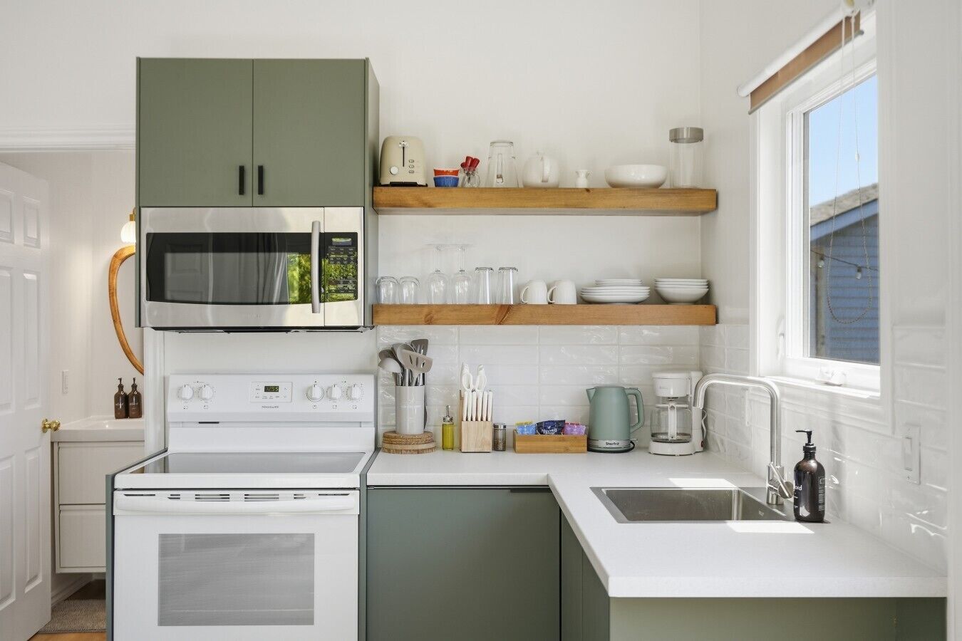 Geladeira, micro-ondas, fogão, cooktop