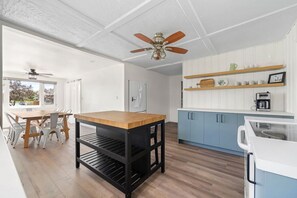 Fridge, microwave, oven, stovetop - Cozy Modern Cottage in Wellington (Prince Edward)