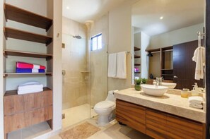 Shower - Coto8 Selvanova Gated, WIFI 200BM, King,6Pools (Solidaridad)