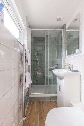Ferienhaus, Terrasse | Badezimmer
