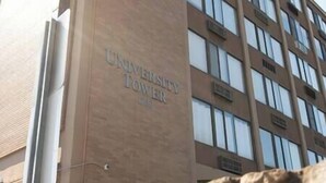 Ein Gebäude mit der Aufschrift "UNIVERSITY TOWER", das ein Universitätsgebäude ist.
