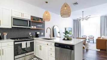 Micro-ondes, four, plaque de cuisson, lave-vaisselle