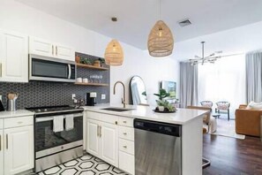 ميكروويف، فرن، موقد طهي مسطح، غسالة أطباق