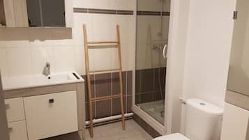 Douche, sĂšche-cheveux, serviettes fournies, papier toilette