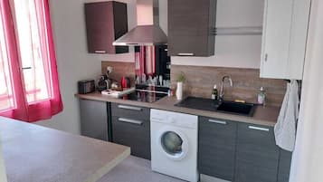 Een koelkast, een microgolfoven, een oven, een kookplaat