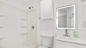 Bathroom - Urban Retreat USC (Los Angeles)