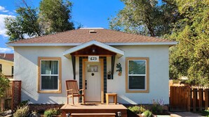A single-story house with a front porch, a mailbox, and a number 623 sign. - Charming Historic Bungalow (Montrose)