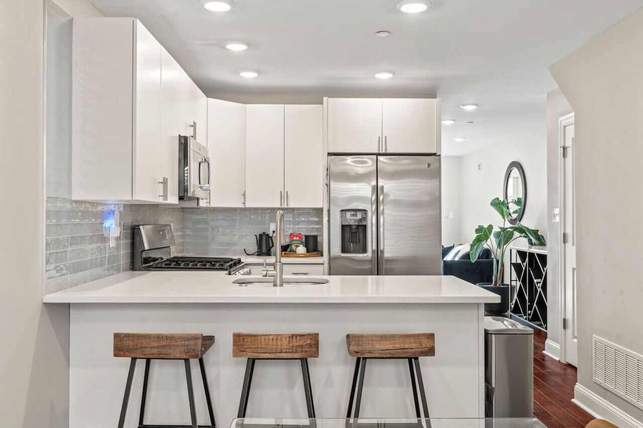 Jääkaappi, mikroaaltouuni, uuni, liesi