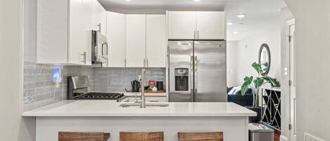 Refrigerador, microondas, horno y parrilla de estufa