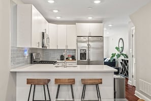 Frigorífico, microondas, horno y placa de cocina