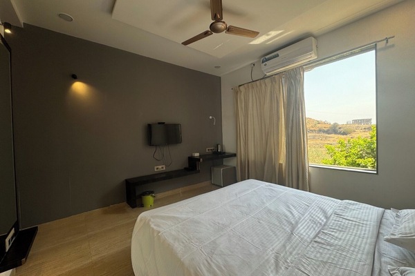 Deluxe Double Room, Mountain View | Soundproofing, iron/ironing board, free WiFi