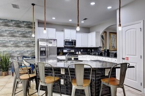 冷蔵庫、電子レンジ、オーブン、コンロ