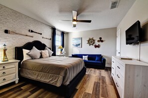 6 slaapkamers, een bureau, een strijkplank/strijkijzer, wifi