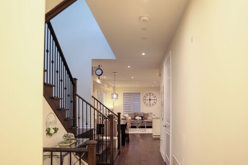 🌟 The Rouge Retreat: A Luxe Getaway in Markham 🍃✨
