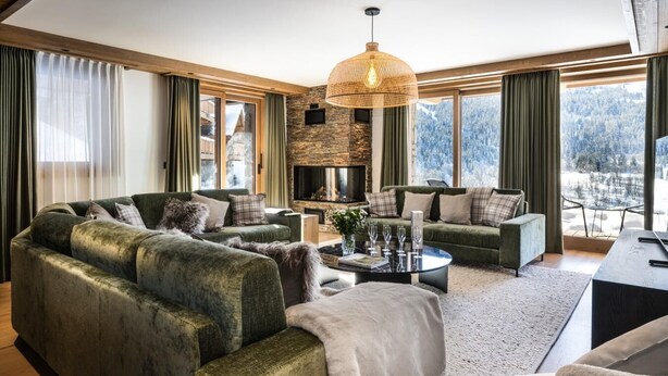 A spacious living room with a fireplace, large windows, and a cozy seating area. - Wifi, 150m from ski slopes, Ground floor, sauna, hammam, terrace, balcony, tv, 182m², Méribel (Méribel - Les Allues)