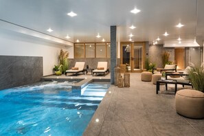 A spa area with a hot tub, lounge chairs, and a seating area with tables and chairs. - Wifi, 1st floor, sauna, hammam, terrace, fireplace or stove, tv, 168m², Méribel (Méribel - Les Allues)