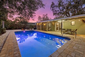 A heated pool - HUGE HEATED SALT POOL! NEAR DOWNTOWN! TV IN EVERY BEDROOM! (Sarasota)