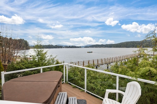 Beach Front Retreat :Private Beach and Dock Access, Hot Tub, BBQ &Free Kayaks!