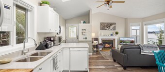 Beach Front Retreat :Private Beach and Dock Access, Hot Tub, BBQ &Free Kayaks!