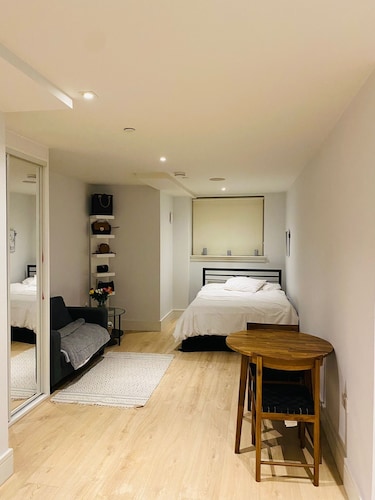 Beautiful 1 bed studio, 3 minutes walk from Ilford station and local amenities.