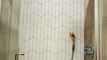 Bruser, hårtørrer, håndklæder, Sæbe