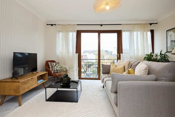 Apartment (1 Bedroom) | Living area - The Isleworth Place - Stunning 1bdr Flat With Balcony (Isleworth)