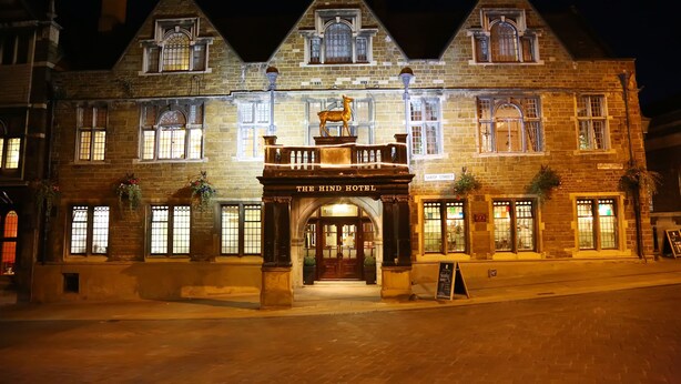 L’hôtel Hind, avec sa façade traditionnelle en pierre, son entrée centrale et son panneau indicateur.