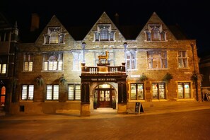 L’hôtel Hind, avec sa façade traditionnelle en pierre, son entrée centrale et son panneau indicateur.
