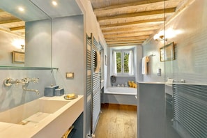 Dusche, Haartrockner, Bidet