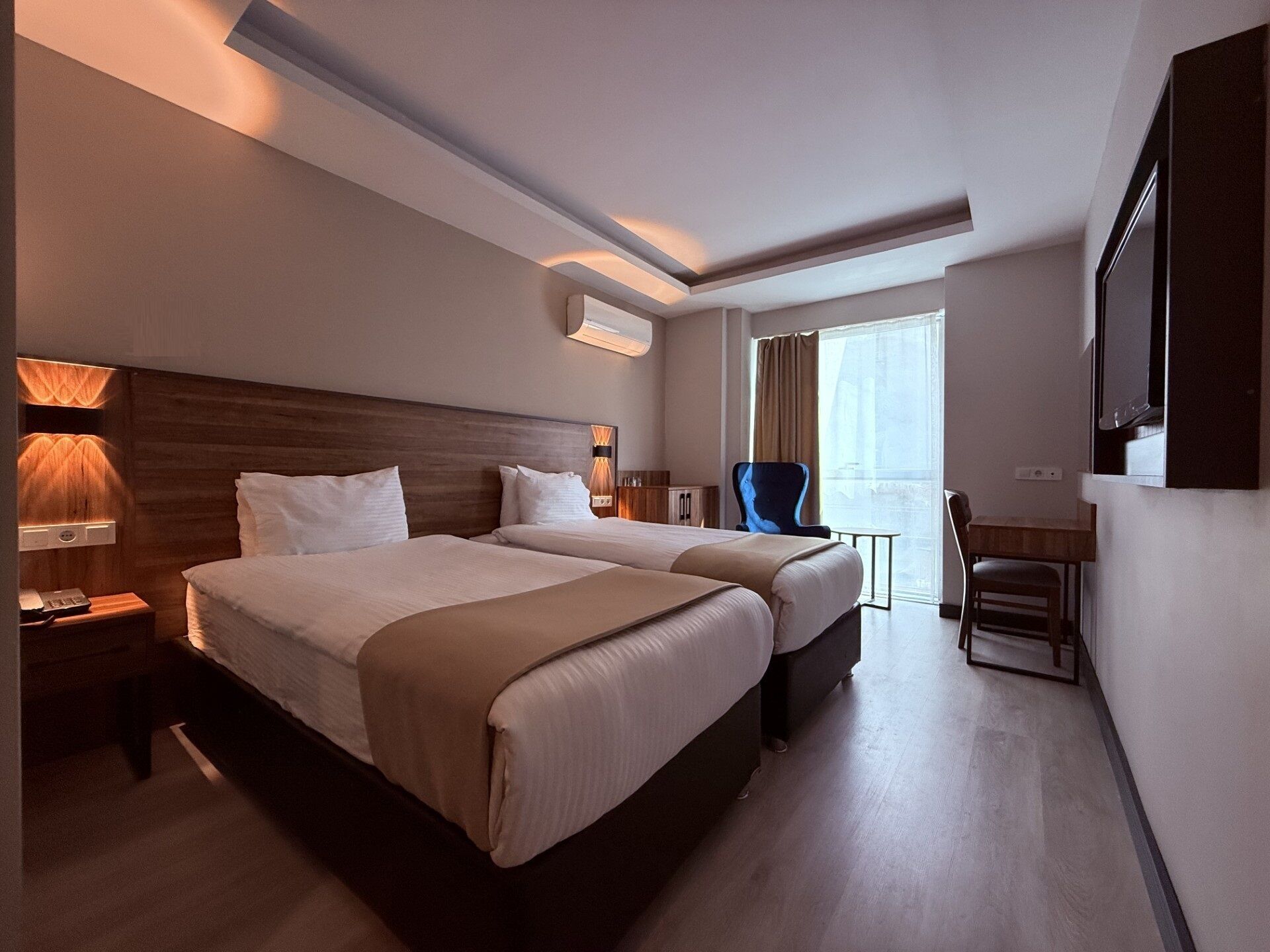 Habitación estándar con 2 camas individuales | Caja fuerte, escritorio, espacio para trabajar con un portátil