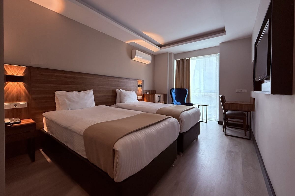 Standard-Zweibettzimmer | Zimmersafe, Schreibtisch, laptopgeeigneter Arbeitsplatz