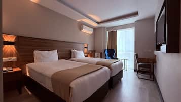 Habitación estándar con 2 camas individuales | Caja fuerte, escritorio, espacio para trabajar con un portátil