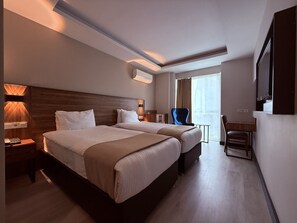 Habitación estándar con 2 camas individuales | Caja fuerte, escritorio, espacio para trabajar con un portátil