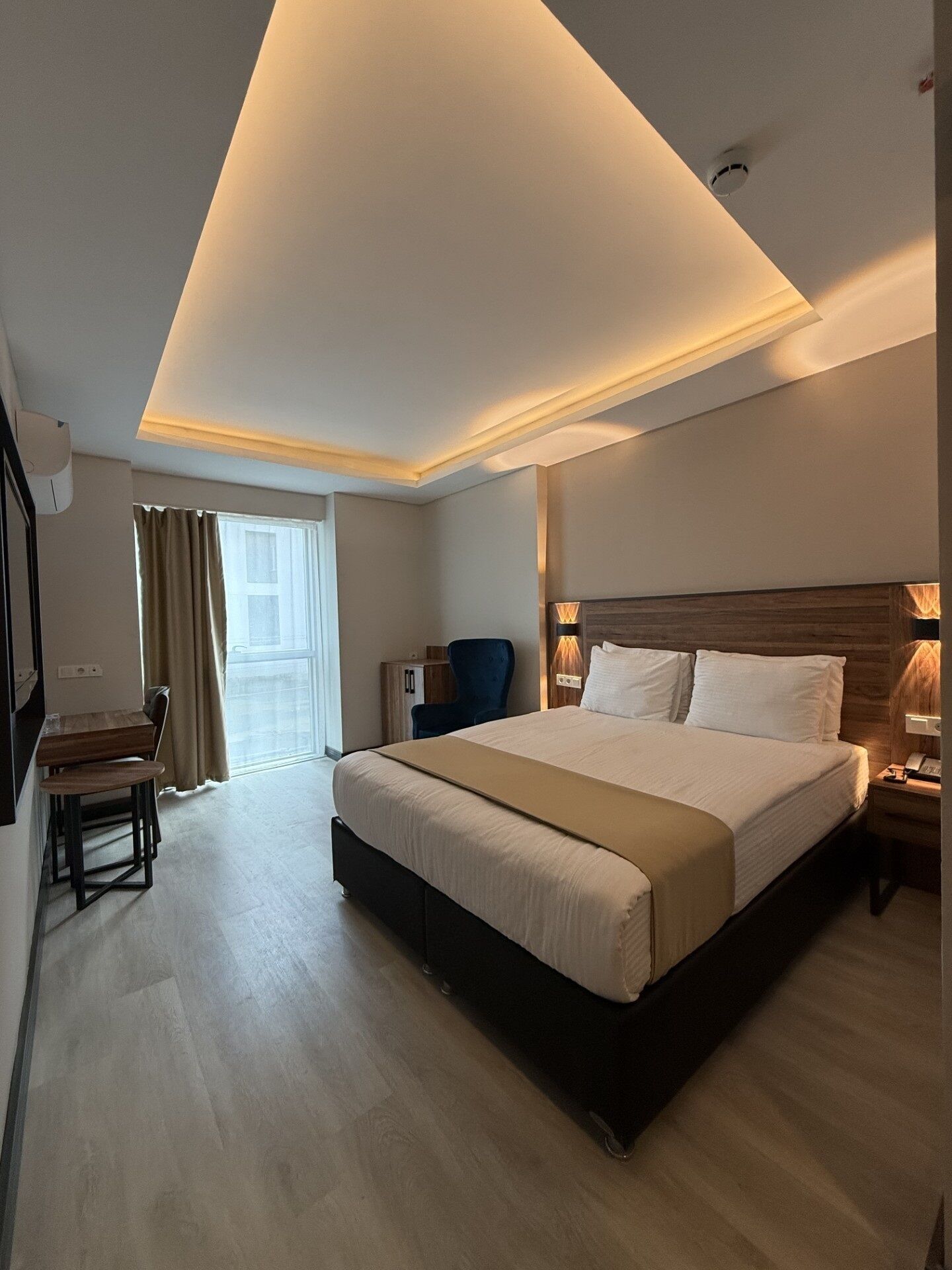 Chambre double, vue sur la ville | Coffre-fort, bureau, espace de travail pour ordinateurs portables