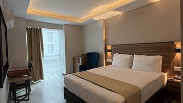 Chambre double, vue sur la ville | Coffre-fort, bureau, espace de travail pour ordinateurs portables