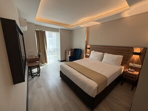 Habitación doble, vistas a la ciudad | Caja fuerte, escritorio, espacio para trabajar con un portátil