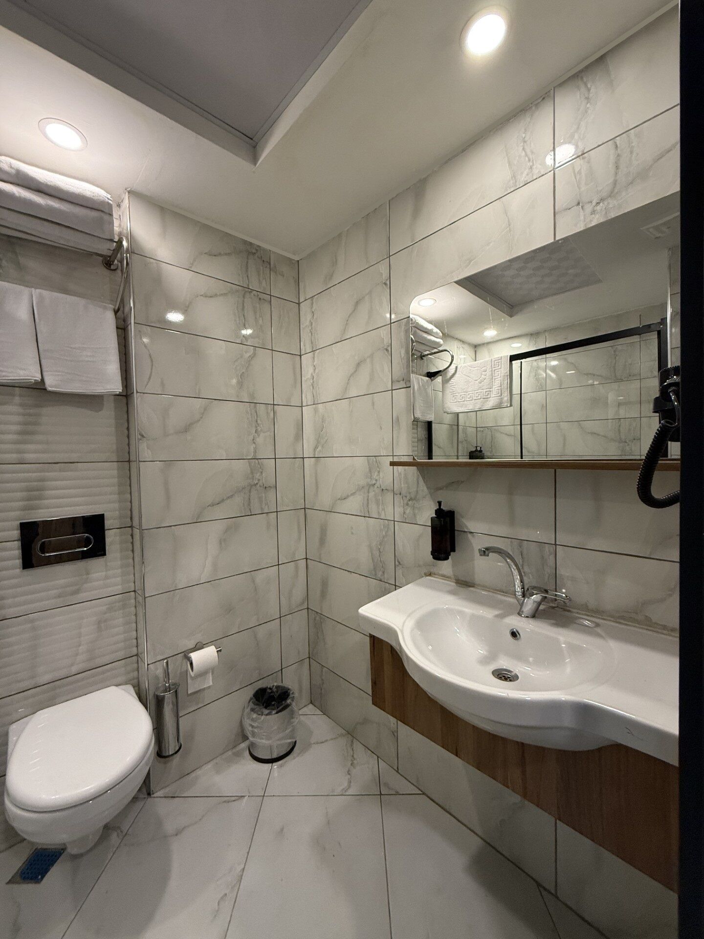 Habitación doble, vistas a la ciudad | Baño | Ducha y bañera combinadas y artículos de higiene personal gratuitos