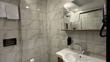 Habitación doble, vistas a la ciudad | Baño | Ducha y bañera combinadas y artículos de higiene personal gratuitos