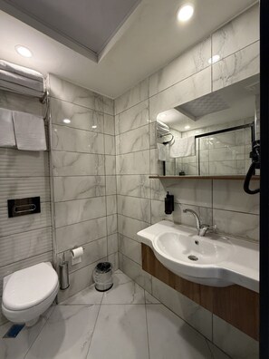 Habitación doble, vistas a la ciudad | Baño | Ducha y bañera combinadas y artículos de higiene personal gratuitos