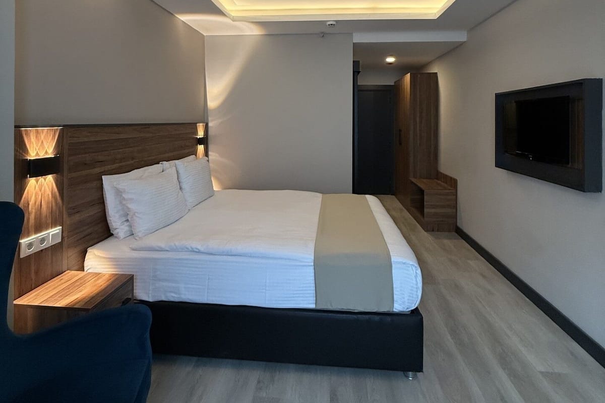 Dobbeltrom, byutsikt | Safe på rommet, skrivebord og skrivebord for bærbar PC